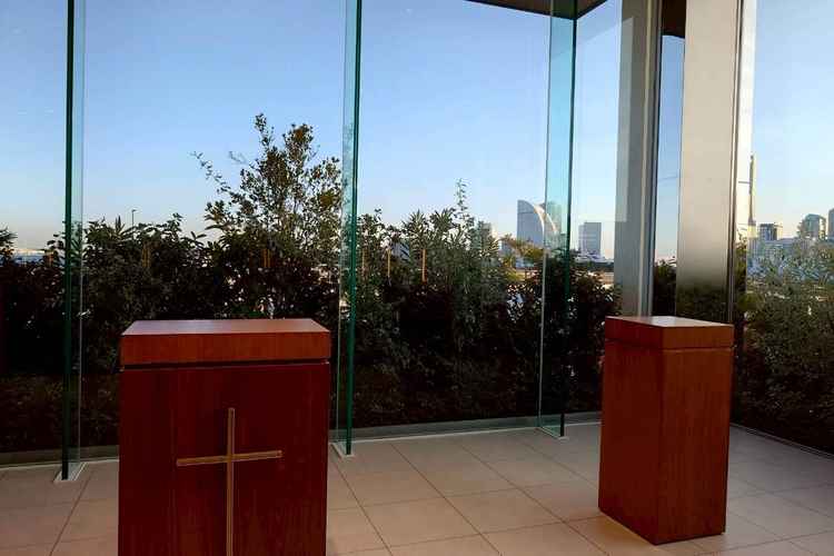 近くからの写真。空が広がり、緑も感じられる開場です。