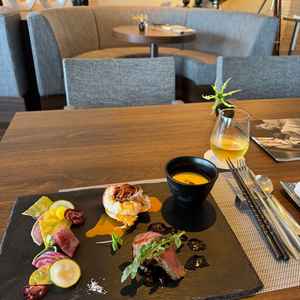 試食会での前菜とメインの写真。料理が自慢の式場である為、どれも感動するほどの味でした。