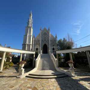 石畳のアプローチと教会の外観が印象的で、特別感のある空間でした。