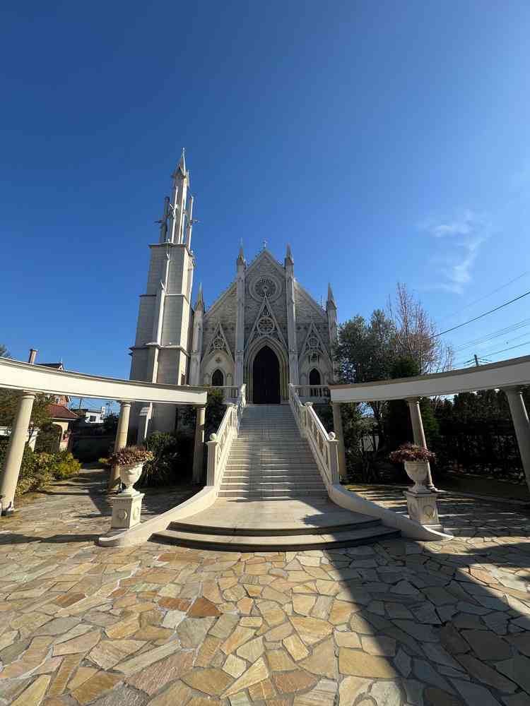 石畳のアプローチと教会の外観が印象的で、特別感のある空間でした。