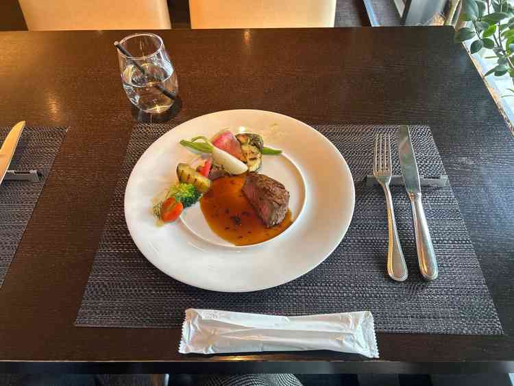 国産牛のステーキはすごく美味しかったです。野菜も量もしっかりあって美味しかったです。