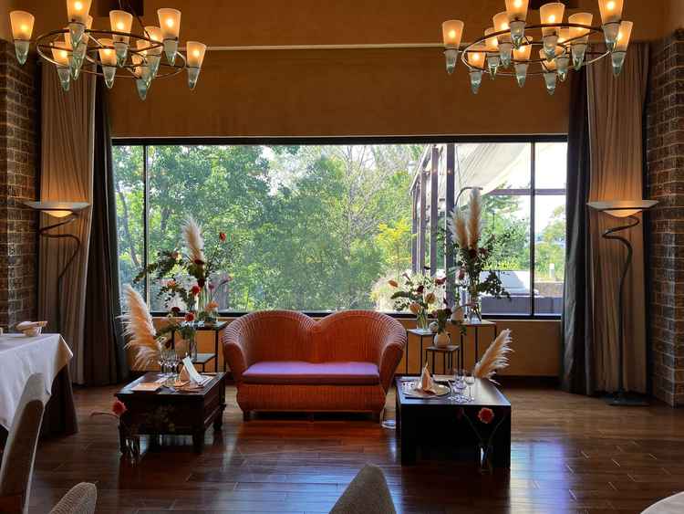 もう一つ目の披露宴会場です。こちらは若草山が展望台でき、自然豊かな景色が堪能できます。