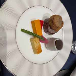 試食した牛フィレ肉のロッシーニ。上にのっているのはフォアグラときのこを揚げたもの。