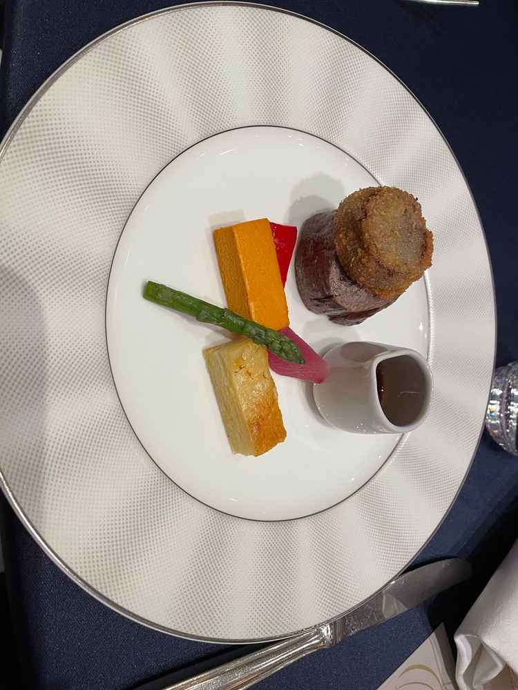 試食した牛フィレ肉のロッシーニ。上にのっているのはフォアグラときのこを揚げたもの。