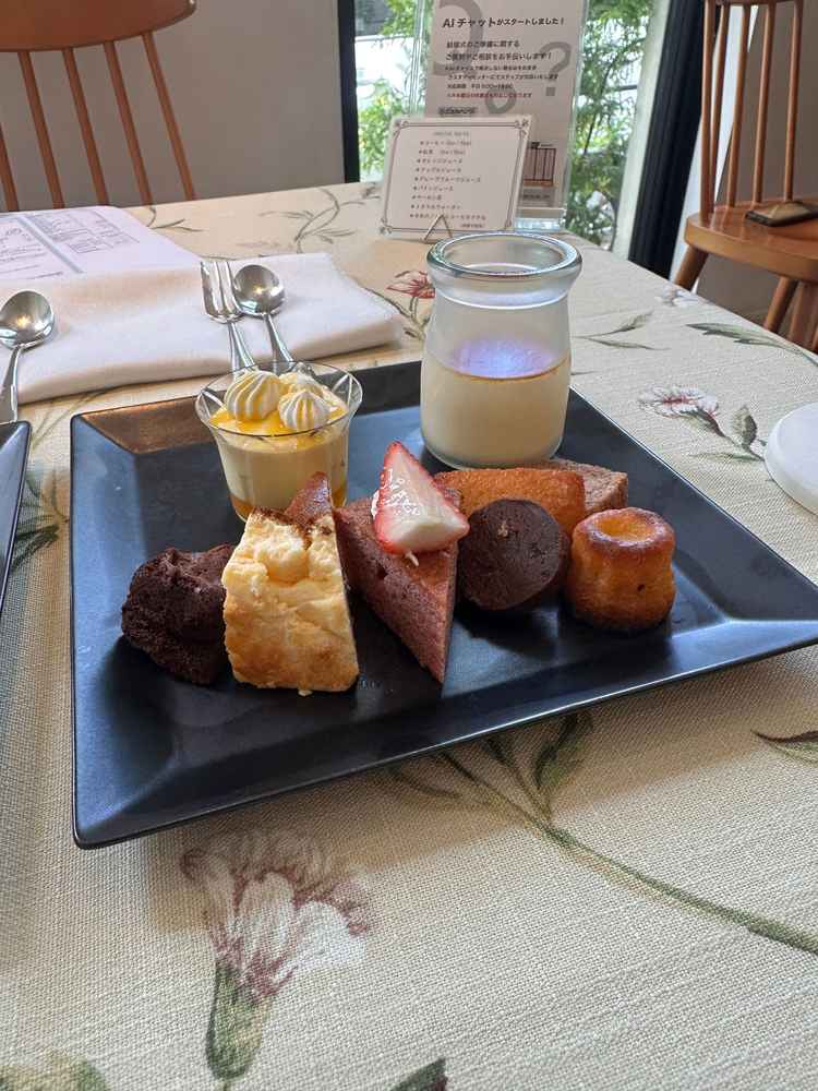 サービスデザートがとても美味しくてびっくりしました！個人的にはチーズケーキが美味しかったです