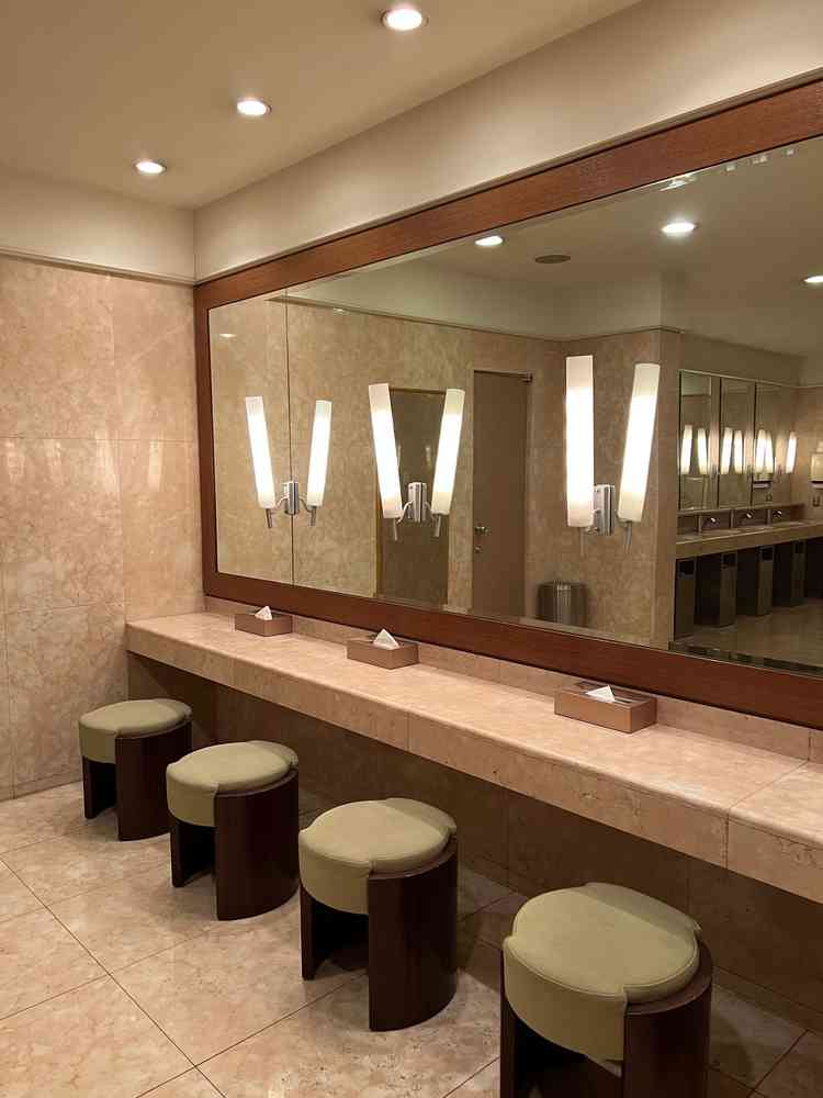 お手洗いもメイクできるスペースがあって良かったです！