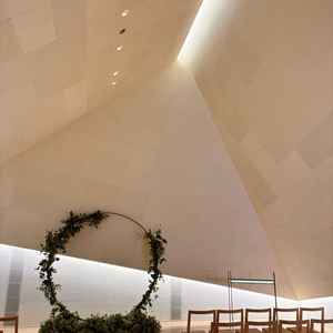 天井が高く、和紙に間接照明が映えるチャペル。和装にも洋装にも合いそう。