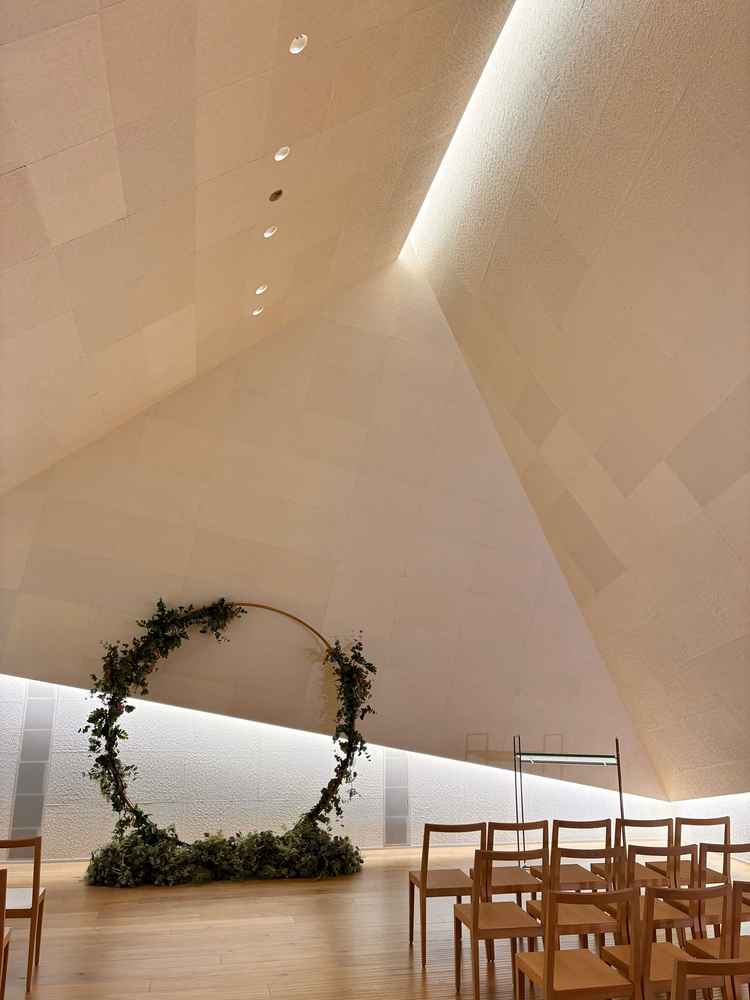 天井が高く、和紙に間接照明が映えるチャペル。和装にも洋装にも合いそう。