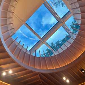 挙式会場は天井が一部分だけ空いている。自然光で照らすことでドレスがいちばん綺麗に見えるそう。