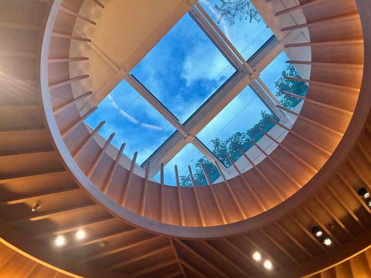 挙式会場は天井が一部分だけ空いている。自然光で照らすことでドレスがいちばん綺麗に見えるそう。