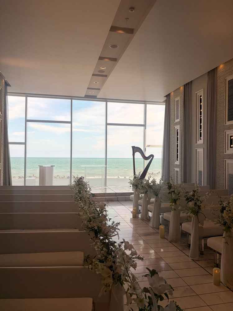 海と繋がっているような造りでとても良い。景色が綺麗。椅子の座り心地が良い。