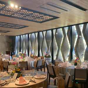 披露宴会場1つ目。石の間から外の光が入ってくるが、逆光にはならずに写真も撮れる。