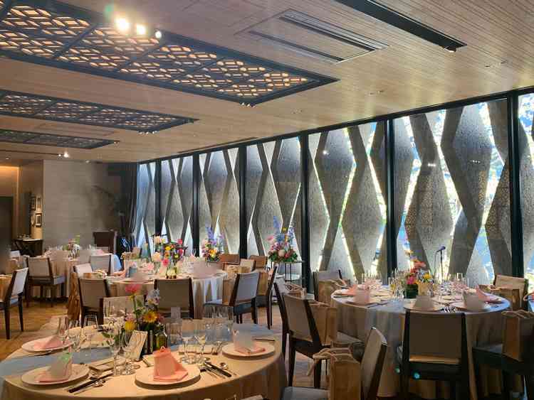 披露宴会場1つ目。石の間から外の光が入ってくるが、逆光にはならずに写真も撮れる。