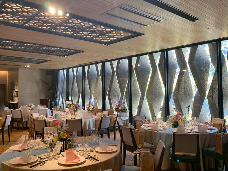 披露宴会場1つ目。石の間から外の光が入ってくるが、逆光にはならずに写真も撮れる。