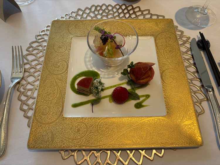 彩り豊かなお食事でした。シェフが登場し、お料理の紹介をいただきました。