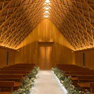 木製でできた温かみのあるチャペル