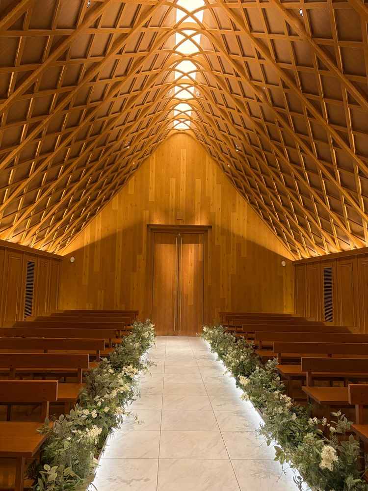 木製でできた温かみのあるチャペル