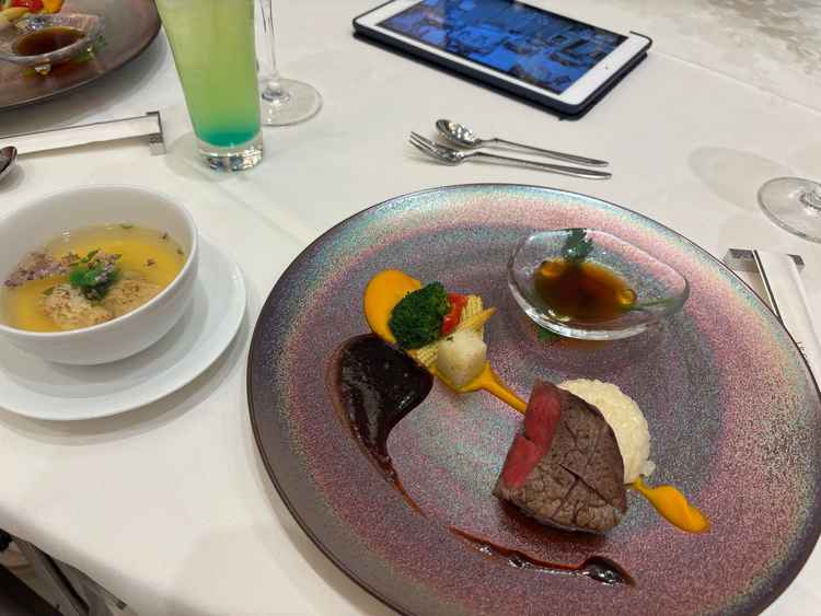 国産牛は柔らかく、また茶碗蒸しスープは非常においしかったです。