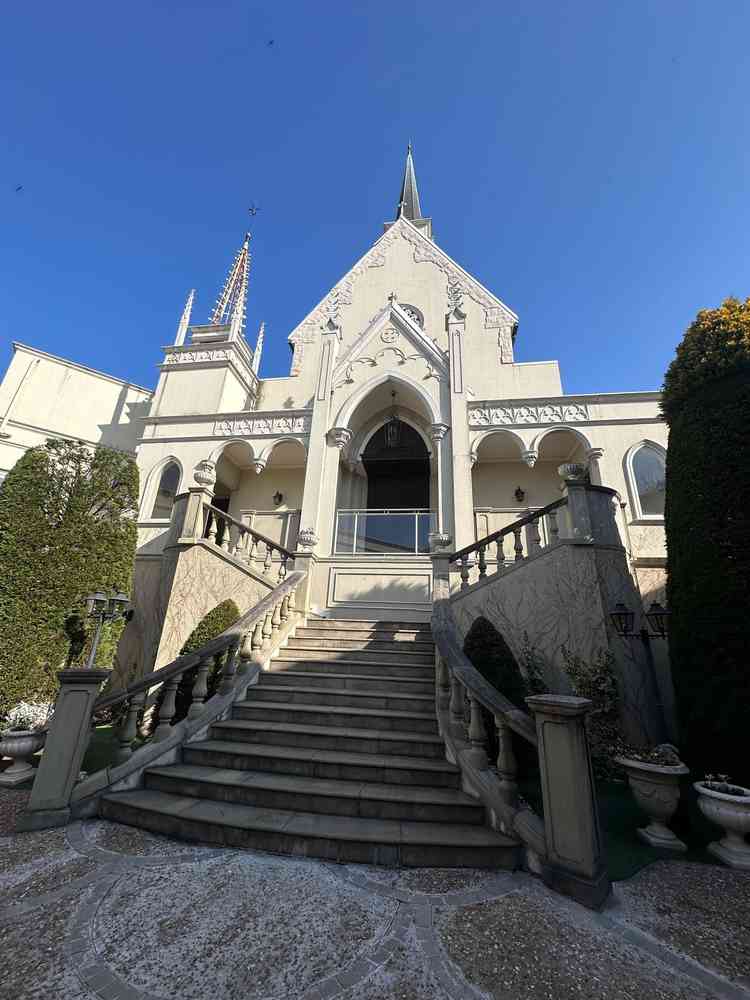 フラワーシャワーができる階段は、お城のような造りで非日常を体感できそうでした。