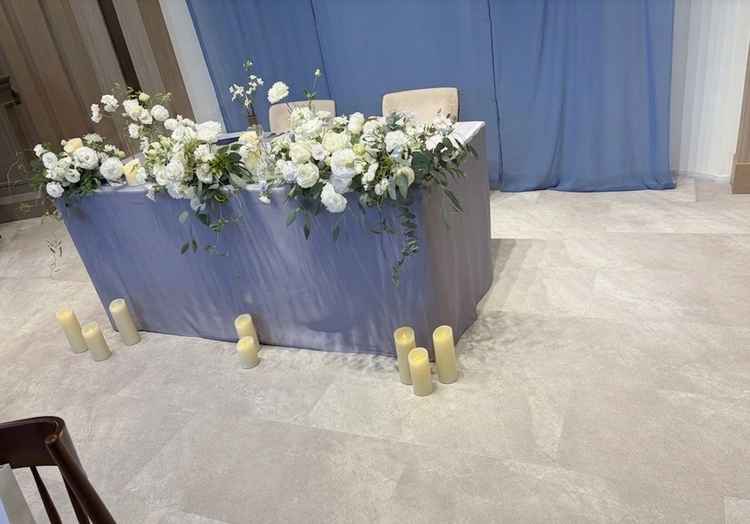 披露宴会場の高砂です。上品なクロスに白を基調としたお花が映えていました。
