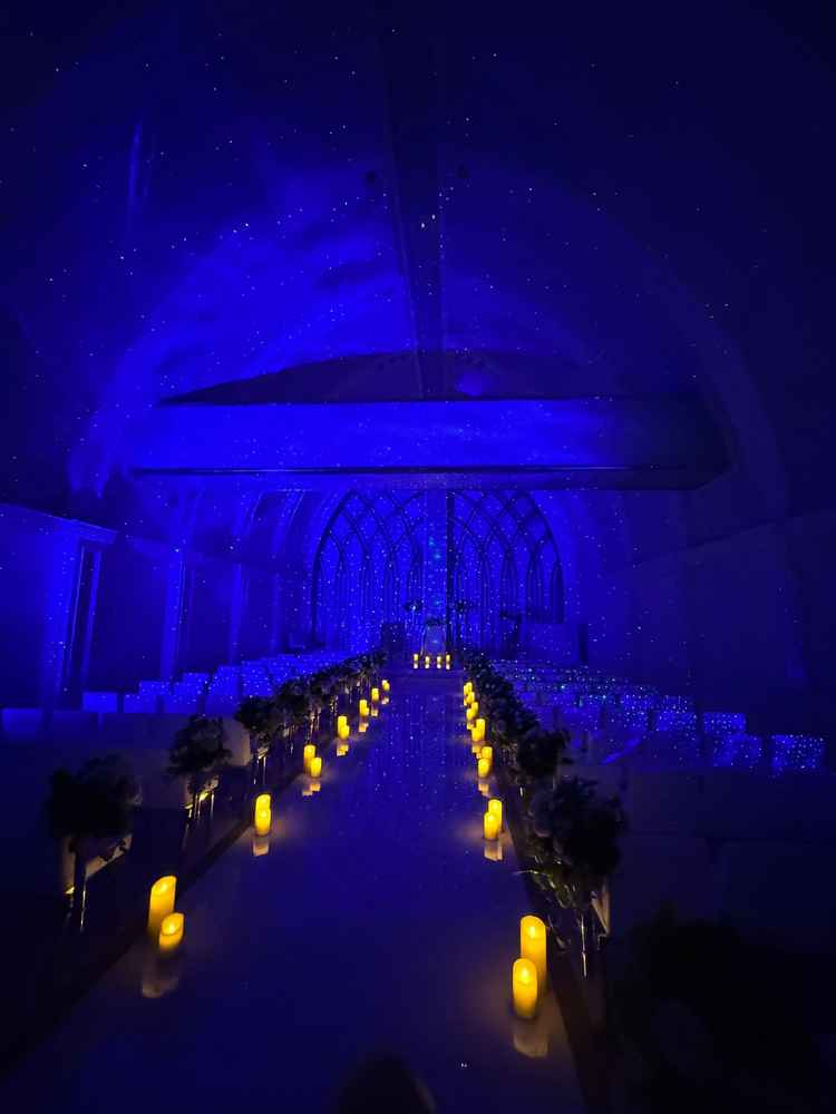 目を閉じる時に、白いチャペルにプロジェクターで星を映し出す演出が綺麗で、蝋燭もいい雰囲気を出していた
