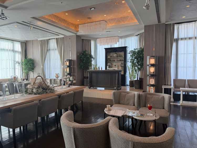 ウェイティングも広々としてます