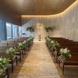 石の壁で響きが綺麗に反響すること、ハープ演奏も素敵。チャペルに到着した際の香りがとてもよかったです。