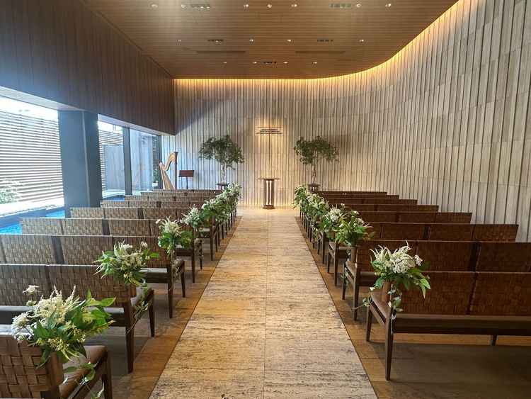 石の壁で響きが綺麗に反響すること、ハープ演奏も素敵。チャペルに到着した際の香りがとてもよかったです。