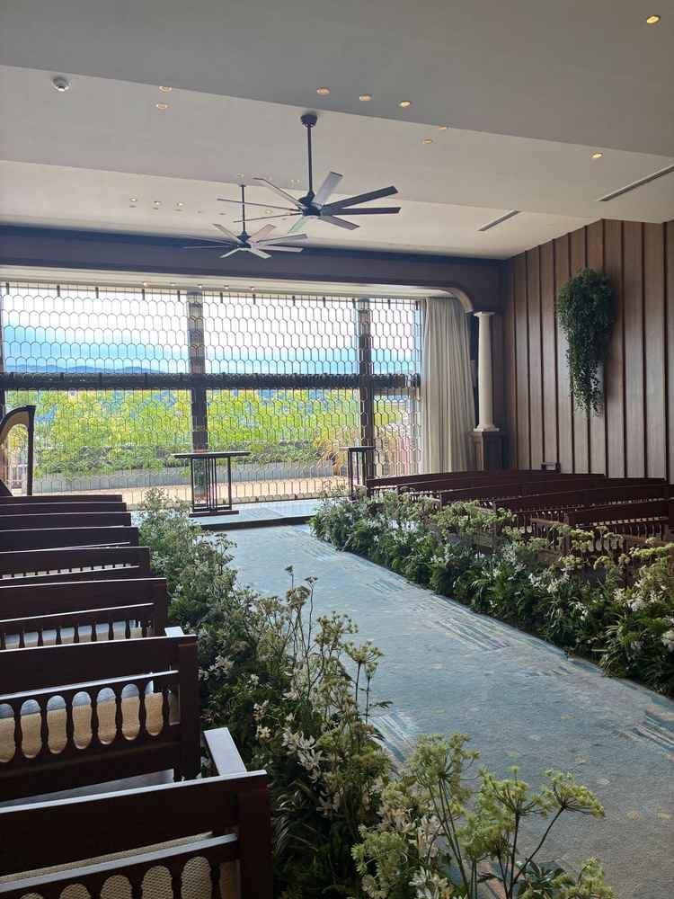 挙式会場　入場した瞬間とても良い香りがしました。自然光が沢山入る会場でした。