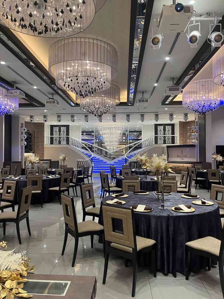 実際に階段の演出を見させていただき、自由に演出出来そうなのが良いと思いました。