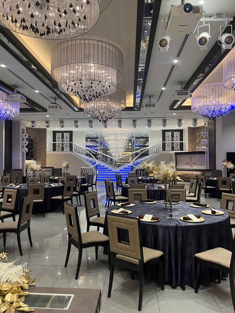 実際に階段の演出を見させていただき、自由に演出出来そうなのが良いと思いました。