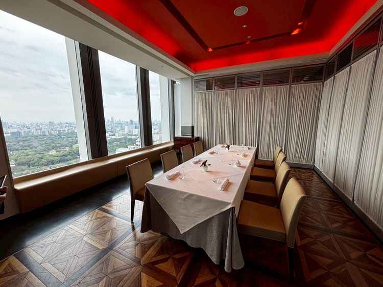 少人数会食用の個室。大きな窓から都心を一望でき、落ち着いた雰囲気の中でゆったりと食事を楽しめる。