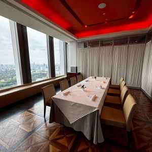 少人数会食用の個室。大きな窓から都心を一望でき、落ち着いた雰囲気の中でゆったりと食事を楽しめる。