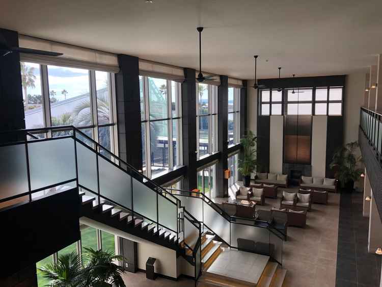 ロビーからリゾート感を味わえる雰囲気。招待客の方にも来た瞬間から少し旅行気分を味わって貰えるのが良い