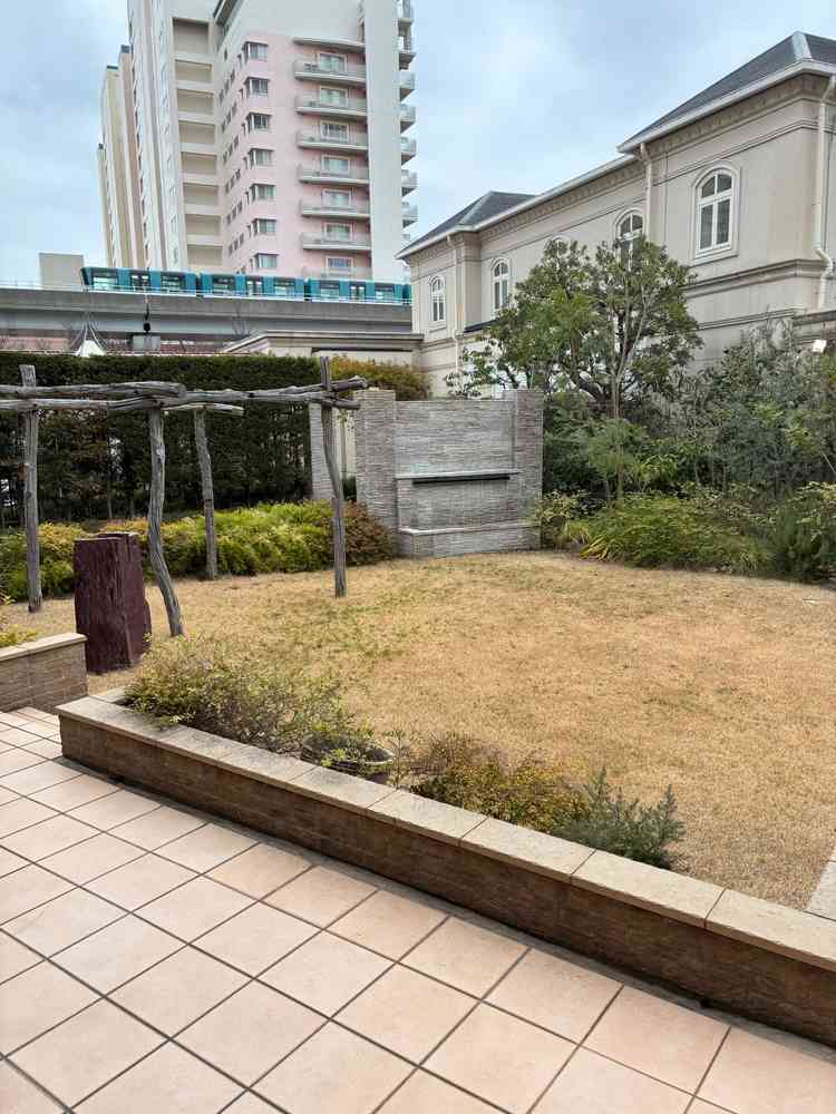 室外チャペル、あたたかくなれば芝生が生い茂り素敵な雰囲気になるそう