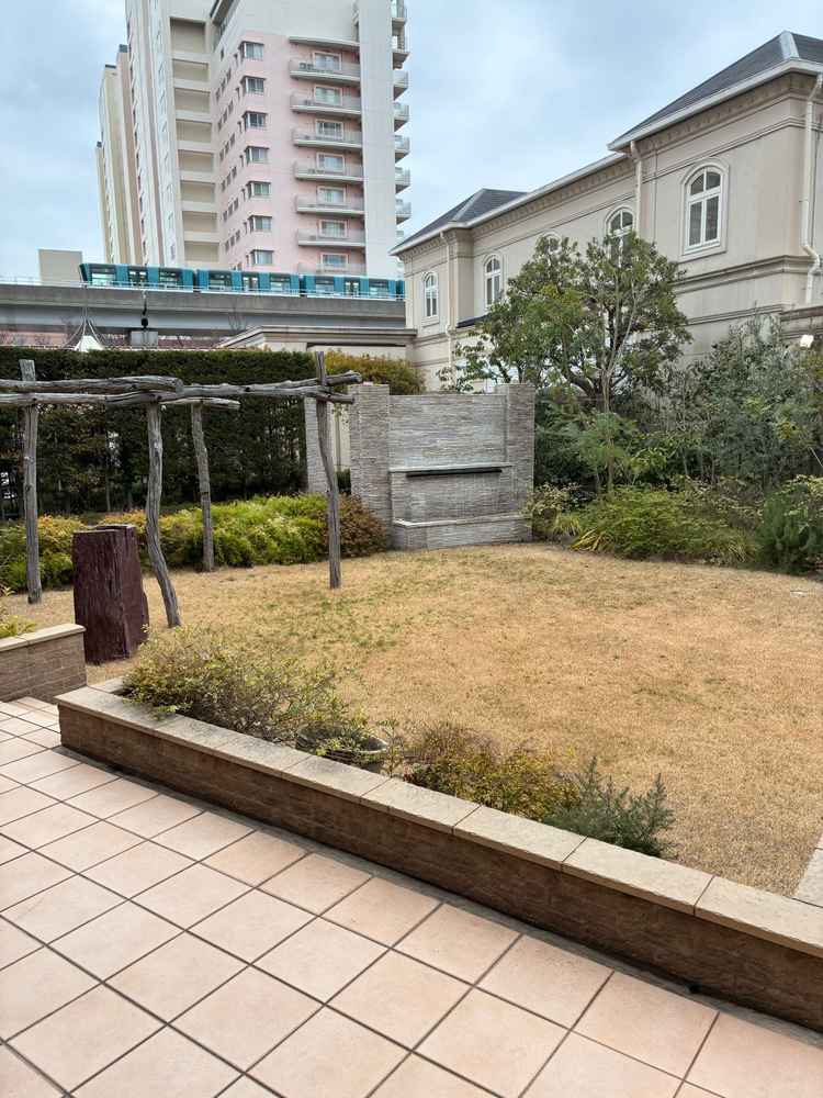 室外チャペル、あたたかくなれば芝生が生い茂り素敵な雰囲気になるそう