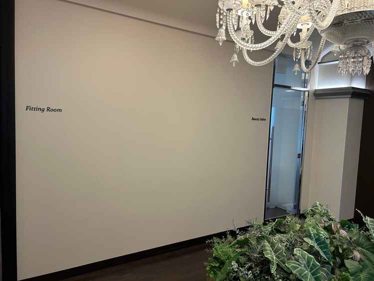 ゲストの控え室にはフィッティングルームとサロンが用意されており、こちらでもご準備いただける設計です。