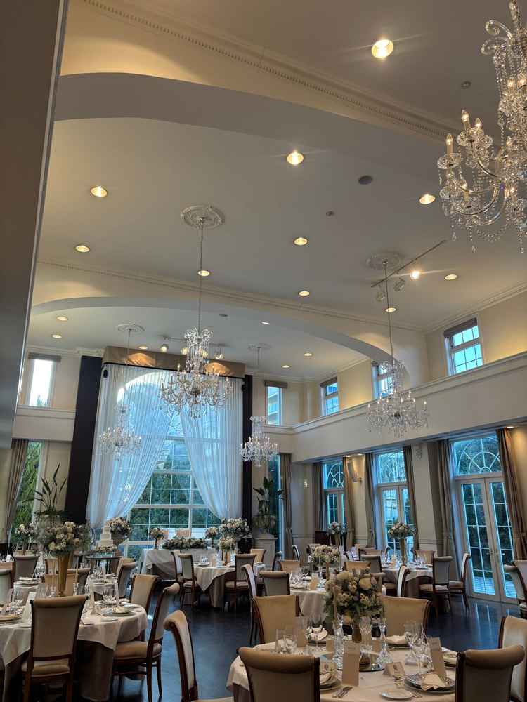 中人数向けの会食場です。