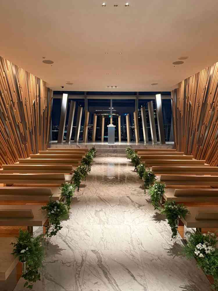 チャペル。高層階なので景色が綺麗。逆光にならないように天井の高さが工夫されていた。