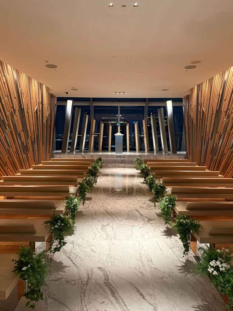 チャペル。高層階なので景色が綺麗。逆光にならないように天井の高さが工夫されていた。