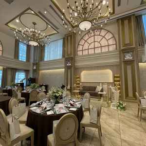 いろんなデザインの時計台がかわいい披露宴会場