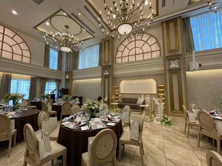 いろんなデザインの時計台がかわいい披露宴会場