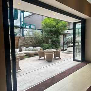 披露宴会場の外のガーデン。広々と使えそう。