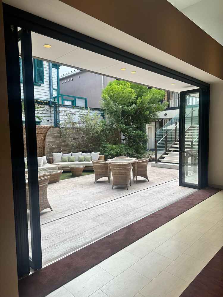 披露宴会場の外のガーデン。広々と使えそう。