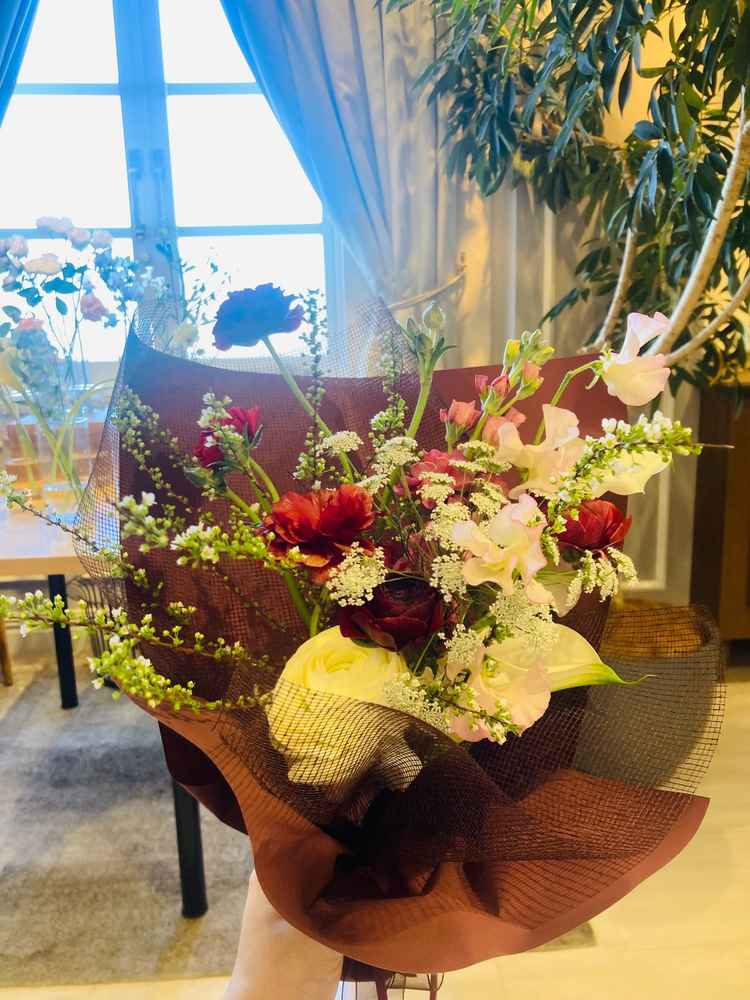 フラワーコーディネーターの方とブーケ作りを体験させていただきました。