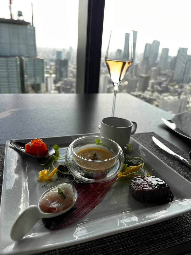 コース料理はワンプレートに集約されていてわかりやすかった。レストランだけあってとてもおいしかった。