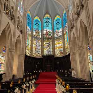 大聖堂のバージンロードは、ドレスがキレイに見えるよう高さ設計がされているとのことでした。