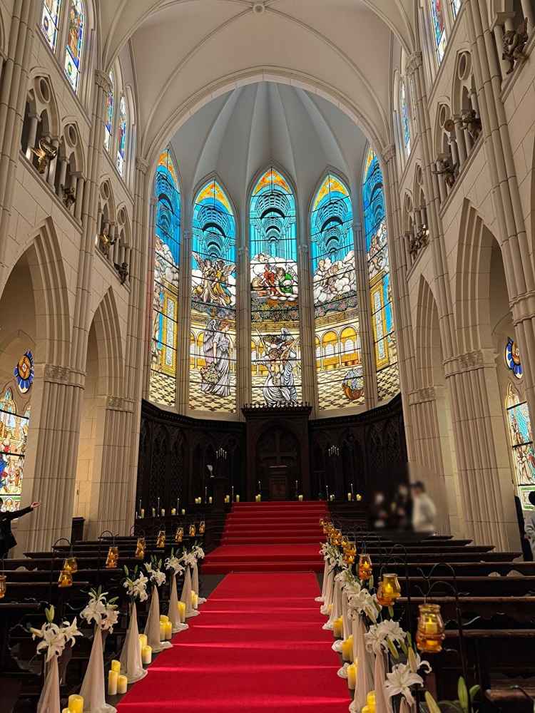 大聖堂のバージンロードは、ドレスがキレイに見えるよう高さ設計がされているとのことでした。