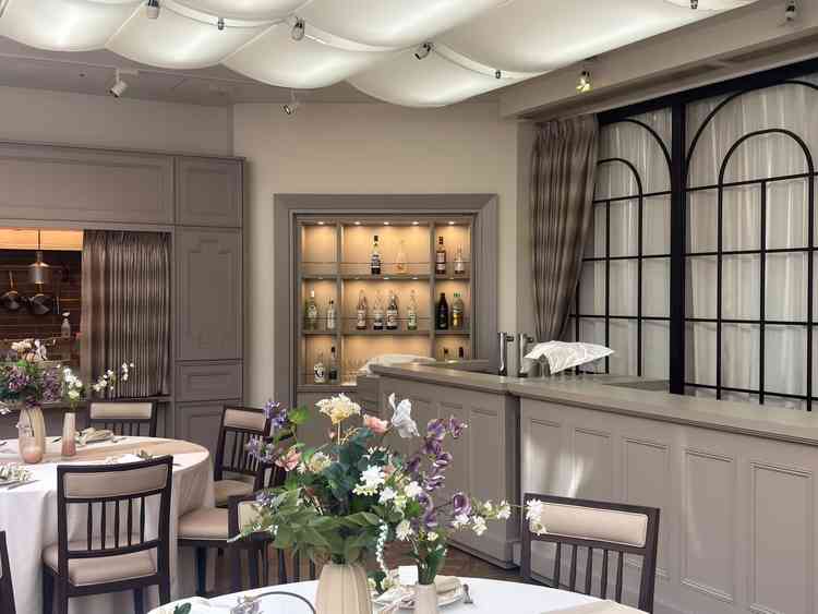 披露宴会場のバーカウンターの写真です。ゲストに対してドリンクのおもてなしができると感じました。