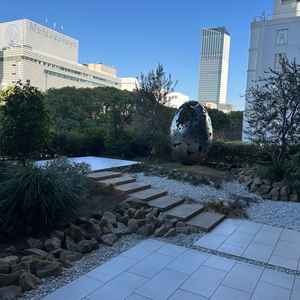 チャペルすぐ横の自然が見れるテラスに置いてあるアート作品。春には桃色の花を咲かせる。写真スポット。